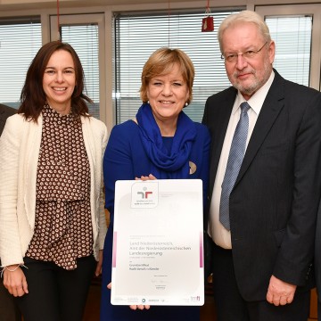 Zertifikatsüberreichung in St. Pölten: Bundesministerin Dr. Sophie Karmasin, Landesrätin Mag. Barbara Schwarz und Landesamtsdirektor Dr. Werner Seif Foto (v.l.n.r.)