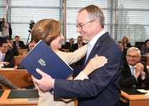 Landeshauptfrau Mag. Johanna Mikl-Leitner gratulierte ihrem Stellvertreter Dr. Stephan Pernkopf zur Wahl. (v.l.n.r.)