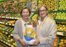 Wirtschaftskammerpräsidentin Sonja Zwazl und Landeshauptfrau Johanna Mikl-Leitner beim Nahversorger Spar Mohr in St. Pölten (v.l.n.r.)