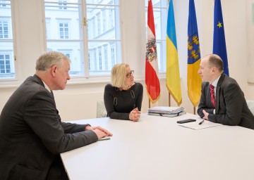Landeshauptfrau Johanna Mikl-Leitner im Gespräch mit Botschafter Vasyl Khymynets und Landesrat Martin Eichtinger.