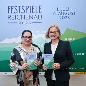 Maria Happel, künstlerische Leiterin, und Landeshauptfrau Johanna Mikl-Leitner bei der Präsentation des Programmes der Festspiele Reichenau.