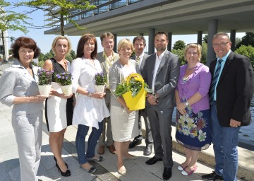 Familien-Landesrätin Mag. Barbara Schwarz im Kreis der Sponsoren der Ferienbetreuung: Mag. Elisabeth Brückler (Niederösterreichische Versicherung), Mag. Gudrun Hicker (Wirtschaftskammer Niederösterreich), Mag. Hildegard Monsberger (Merkur Versicherung), Klaus Scheidl (Personalvertretung Landhaus), LR Mag. Barbara Schwarz, Roland Marton (RAIKA Bankstellenleiter), Roman Schoderböck (ÖBV), Bettina Pröglhöf (Familienreferat NÖ Landesregierung), Franz Ambichl (Personalvertretung Landhaus) (v.l.n.r.)