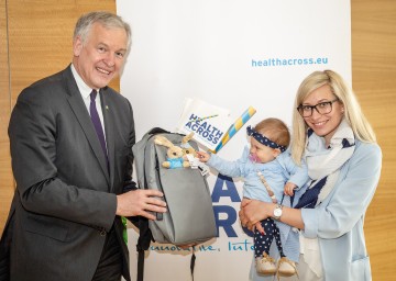 Landesrat Martin Eichtinger mit Katharina Kern, einer Patientin, und ihrer Tochter Mia, bei einem Besuch in Melk.