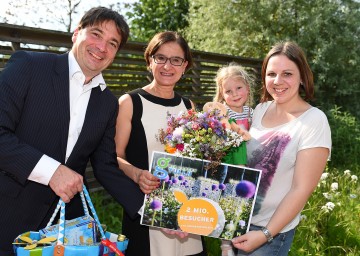 Franz Gruber, MSc, Geschäftsführer der Garten Tulln, und Landeshauptmann-Stellvertreterin Mag. Johanna Mikl-Leitner mit der 2-millionsten Besucherin Yvonne Rodax und ihrer Tochter Alina Rodax aus Edlitz. (v.l.n.r.)