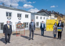 Schlüsselübergabe in Hainfeld, von links: Obmann Komm. Rat. Will Gelb, Landesrat Martin Eichtinger, Bürgermeister Albert Pitterle, Sonja und Manfred Eiblinger.