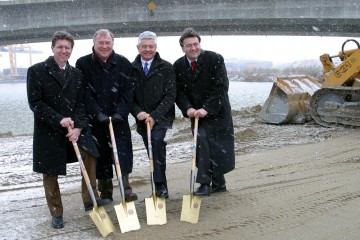 Im Kremser Hafen wird eine Hochwasserschutzanlage gebaut. Landesrat Ernst Gabmann und Staatssekretär Mag. Helmut Kukacka nahmen heute den Spatenstich für die 4,6 Millionen Euro teure Anlage vor.