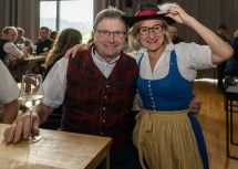 Landeshauptfrau Johanna Mikl-Leitner mit Besuchern des Jubiläumsfestes.