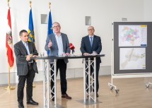 Bei der Pressekonferenz: Univ.-Prof. Gernot Stöglehner, LH-Stellvertreter Stephan Pernkopf und Gruppenleiter Werner Pracherstorfer (v.l.n.r.)