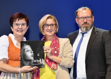 Die Präsidentin des Hilfswerk Niederösterreich Michaela Hinterholzer, Landeshauptfrau Johanna Mikl-Leitner und Geschäftsführer Christoph Gleirscher mit dem „Danke!“-Buch, das anlässlich 40 Jahre Hilfswerk Niederösterreich gestaltet wurde. (v.l.n.r.)