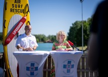 Landesrätin Eva Prischl und Markus Schimböck, Landesleiter der Österreichischen Wasserrettung / Landesverband NÖ, präsentierten am Ratzersdorfer See in St. Pölten die Einsatzbilanz der NÖ Wasserrettung 2024.