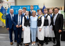 Landeshauptfrau Johanna Mikl-Leitner mit (li.außen) dem Wr. Neustädter Vizebürgermeister Christian Stocker, dem Landtagsabgeordneten Hermann Hauer und Schülerinnen und Schülern der Tourismusschule Semmering, die unter der Leitung von Wolfgang Ruzicka bei der Veranstaltung im Service unterstützt haben.