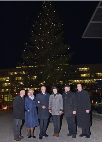 Illuminierung des Christbaums vor dem NÖ Landhaus in St. Pölten: Gunnar Prokop, Elisabeth Pröll, Landeshauptmann Dr. Erwin Pröll, Bürgermeisterin Petra Zeh, Baumbesitzer Hans Pfeffer und Bezirkshauptmann Mag. Franz Kemetmüller. (v.l.n.r.)