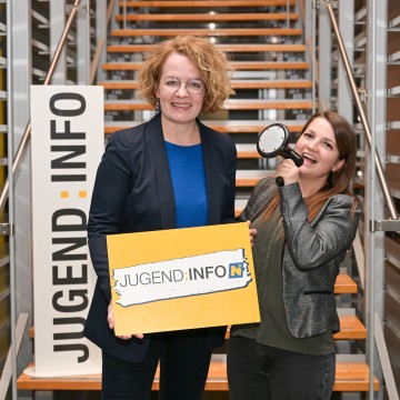 (v.l.n.r.): NÖ Jugendlandesrätin Christiane Teschl-Hofmeister und Tamara Sedlmaier von der Jugend:info NÖ freuen sich auf den Jugendredewettbewerb 2024
