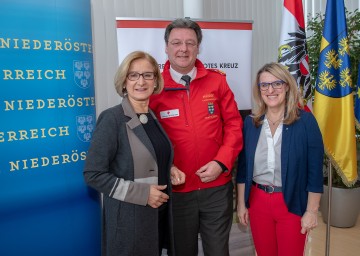 Landeshauptfrau Johanna Mikl-Leitner, Rot Kreuz-Präsident Josef Schmoll und Landesrätin Ulrike Königsberger-Ludwig (v.l.n.r.)