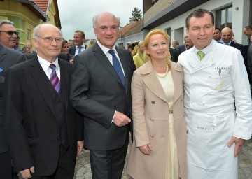 Bei der Eröffnung des „Hotels am Wagram“: Anton Mörwald senior, Landeshauptmann Dr. Erwin Pröll, Eva und Toni Mörwald. (v.l.n.r.)