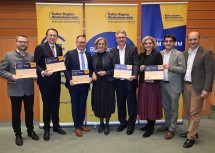 Landeshauptfrau Johanna Mikl-Leitner (Mitte) und NÖ Gemeindebundpräsident Johannes Pressl (re. außen) mit den Bürgermeisterinnen und Bürgermeistern der Siegergemeinden aller Kategorien: (v.l.) Erich Stubenvoll/Mistelbach, Matthias Stadler/St. Pölten, Franz Aigner/Kirchberg am Wagram, Bärbel Stockinger/Bad Erlach, Christian Gepp/Korneuburg.