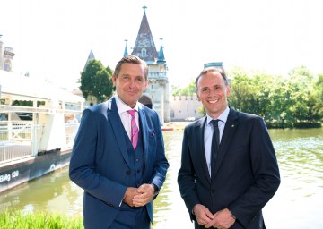 Wiens Stadtrat Peter Hanke und Landesrat Jochen Danninger stellten das Investitionspaket für Schloss Laxenburg vor.