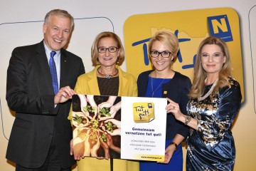 Landesrat Martin Eichtinger, Landeshauptfrau Johanna Mikl-Leitner, Alexandra Pernsteiner-Kappl von der Initiative „Tut gut“ und Moderatorin Christa Kummer bei „Gemeinsam vernetzen tut gut“ in Grafenegg (v.l.n.r.) 