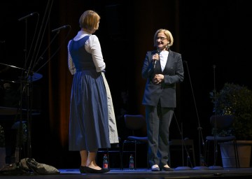 Landeshauptfrau Johanna Mikl-Leitner bei ihrer Ansprache, auf der Bühne mit Volkskultur-Geschäftsführerin Manuela Göll. 