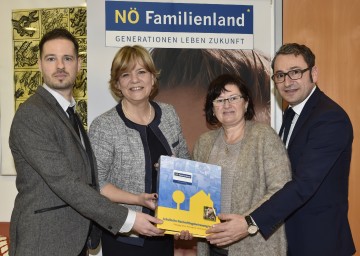 Freizeitpädagoge Martin Schaufler, Landesrätin Mag. Barbara Schwarz, Freizeitpädagogin Ioana-Neli Wondra und Seminarleiter Mag. Murat Düzel, Leiter des Integrationsservice der NÖ Landesakademie. (v.l.n.r.)