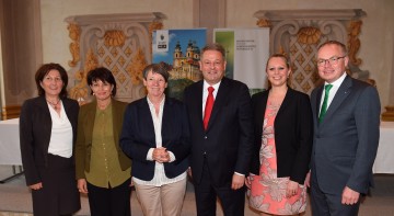 Im Bild von links nach rechts: Marlies Amann-Marxer (Liechtenstein), Doris Leuthard (Schweiz), Barbara Hendricks (Deutschland), Bundesminister Andrä Rupprechter, Sharon Dijksma (Niederlande) und Landesrat Stephan Pernkopf