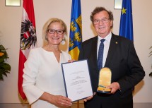 Ehrenzeichen-Überreichung im NÖ Landhaus: Im Bild Landeshauptfrau Johanna Mikl-Leitner mit Franz Gunacker, Vizebürgermeister a.D. von St. Pölten, und seinem Silbernen Komturkreuz des Ehrenzeichens für Verdienste um das Bundesland Niederösterreich.