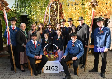 (vorne sitzend li.) Obmann des Weinbauvereins Perchtoldsdorf Anton Nigl, (dahinter v.l.) Bürgermeisterin Andrea Kö und Landeshauptfrau Johanna Mikl-Leitner, (vorne sitzend re.) „Hiatavater“ Franz Breitenecker, (dahinter stehend v.r.) Landesrat Martin Eichtinger und Landtagsabgeordneter Martin Schuster beim Jubiläumsfest „600 Jahre Hiataeinzug“.