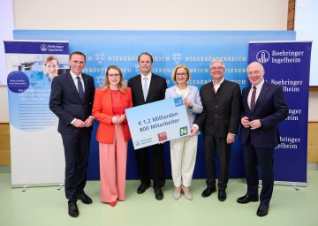 Landesrat Jochen Danninger, Bundesministerin Margarete Schramböck, Boehringer Ingelheim Generaldirektor Philipp von Lattorff, Landeshauptfrau Johanna Mikl-Leitner, Brucks Bürgermeister Gerhard Weil und ecoplus-Geschäftsführer Helmut Miernicki (v.l.n.r.) freuen sich über die neue Produktionsanlage von Boehringer Ingelheim in Niederösterreich.