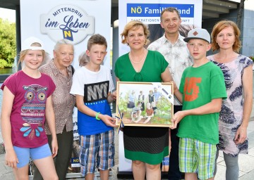 Landesrätin Barbara Schwarz (Mitte) überreichte an Familie Pichler aus Bad Traunstein ihr von einer niederösterreichischen Künstlerin gemaltes Familienporträt.