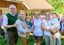 LH-Stellvertreter Stephan Pernkopf (links) und Landeshauptfrau Johanna Mikl-Leitner (mitte) mit Besuchern des Almwandertages.