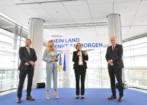 Bei der Präsentation im Landtagsschiff in St. Pölten: Landesrat Gottfried Waldhäusl, Moderatorin Nina Kraft, Landeshauptfrau Johanna Mikl-Leitner und LH-Stellvertreter Franz Schnabl (v. l. n. r.).