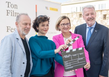 Fabian Eder, Katharina Stemberger, Landeshauptfrau Johanna Mikl-Leitner und Bürgermeister Klaus Schneeberger stellten in Wiener Neustadt das neue Ton Film Festival "Netzhaut" vor (v.l.n.r.)