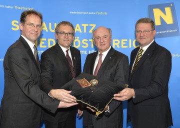 Dr. Christian Rapp, Kurt Farasin, Landeshauptmann Dr. Erwin Pröll und Mag. Hermann Dikowitsch (v. l. n. r.) mit einem Objekt aus der Sammelaktion - einer Taschenuhr, die einem Wiener Korporal das Leben rettete, indem sie bei einem Beschuss im Juli 1916 eine Kugel abfing.