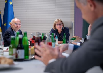 Landeshauptfrau Johanna Mikl-Leitner im Gespräch mit Vertretern der „Initiative Standort“ mit Sprecher Günter Stummvoll.
