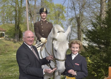 Landeshauptmann Dr. Erwin Pröll und  Dkfm. Elisabeth Gürtler, Generaldirektorin der Spanischen Hofreitschule, informierten über die Lipizzanergala am Heldenberg, die heuer zum fünften Mal stattfindet.