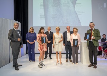 Von links nach rechts: Hermann Dikowitsch (Leiter der Gruppe Kunst und Kultur), Veronika Haslinger (Raiffeisen-Holding NÖ-Wien), Stephanie Chirila (Anerkennungspreisträgerin), Martin Lammerhuber (Kultur.Region.Niederösterreich GmbH), Landeshauptfrau Johanna Mikl-Leitner, Gustav und Ursula Seemann (Anerkennungspreisträger) und Franz Huber (Würdigungspreisträger)