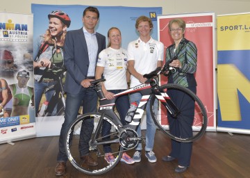 Ironman 70.3 in St. Pölten: Organisator Christoph Schwarz, Lokalmatadorin Michaela Rudolf, Olympionike Andreas Giglmayr, Landesrätin Dr. Petra Bohuslav (v.l.n.r.)