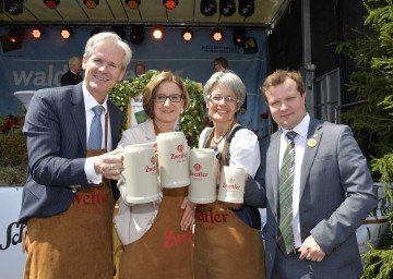 Freuen sich über "waldviertelpur": der Ideengeber und Hauptsponsor von „waldviertelpur“ Karl Schwarz, Eigentümer der Privatbrauerei Zwettl, Landeshauptfrau Johanna Mikl-Leitner, Tourismus-Landesrätin Petra Bohuslav und Andreas Schwarzinger, Geschäftsführer der Destination Waldviertel (v.l.n.r.)