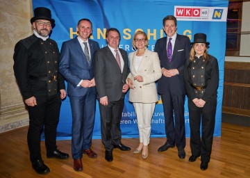Landesrat Jochen Danninger, NÖ Wirtschaftskammer-Präsident Wolfgang Ecker, Landeshauptfrau Johanna Mikl-Leitner der Präsident der österreichischen Wirtschaftskammer Harald Mahrer  (v. l. n. r.) beim Neujahrsempfang der Wirtschaftskammer, bei dem die Rauchfangkehrer ihre Neujahrswünsche überbrachten.