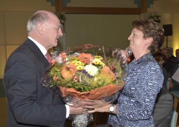Landeshauptmann Dr. Erwin Pröll gratulierte Geschäftsführerin Karin Weißenböck zu 20 Jahren Orthopädische Rehabilitation im Moorheilbad Harbach.