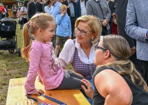Auch die jüngsten Besucherinnen plauderten auf der Retzer Weinwoche mit Landeshauptfrau Johanna Mikl-Leitner.
