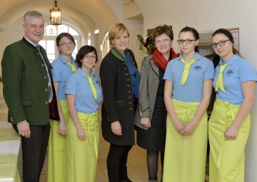 Bildungslandesrätin Mag. Barbara Schwarz (Mitte) stattete der Landwirtschaftlichen Fachschule Unterleiten in Hollenstein/Ybbs einen Besuch ab.