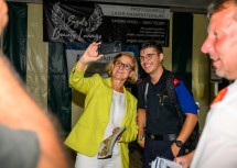 Landeshauptfrau Johanna Mikl-Leitner beim Selfie mit einem jungen Feuerwehrmann.