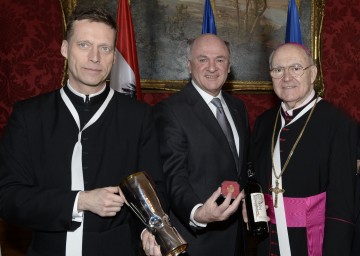 Im Bild Kustos Dr. Nicolaus Buhlmann, Landeshauptmann Dr. Erwin Pröll und Propst Bernhard Backovsky (v. l. n. r.) mit dem neuen Messkelch, einem Leopoldipfennig und einer Flasche des Jubiläumsweines.