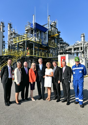 „60 Jahre OMV Raffinerie Schwechat“: Als Gratulanten stellten sich u. a. Landeshauptfrau Johanna Mikl-Leitner (4. v. r.), Bundesministerin Margarete Schramböck (4. v. l.) und Landesrätin Petra Bohuslav (2. v. r.) bei OMV-Generaldirektor Rainer Seele (Mitte) und seinem Team ein.