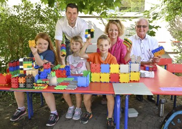 Familien-Landesrätin Christiane Teschl-Hofmeister, Martin Reiter, Bürgermeister in Sitzendorf an der Schmida, Florian Hinteregger, Vizebürgermeister in Sitzendorf an der Schmida, mit den Kindern Jana-Sophie Wagerer sowie Emma und Ralph Speil.