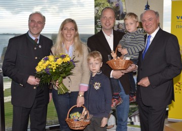 Ehrung für die 50.000sten Besucher im Museumsdorf Niedersulz: Landeshauptmann Dr. Erwin Pröll mit der Familie Bauer aus Klosterneuburg und dem Geschäftsführer des Museumsdorfes Niedersulz Dr. Edgar Niemeczek.