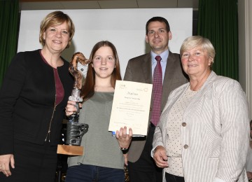 Im Bild von links nach rechts: Landesrätin Barbara Schwarz, Siegerin Daniela Tomasetig (HBLFA Francisco Josephinum), Dir. Mag. Wolfgang Faber, Mag. Ingrid Unfried-Schamann (beide Verantwortliche für die Chemieolympiade. 