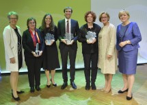 Überreichung der Anerkennungspreise: Landesrätin Petra Bohuslav, Gabrielle Kremer, Barbara Fischer, Sebastian Schrittwieser, Sandra Häuplik-Meusburger, Landeshauptfrau Johanna Mikl-Leitner und Landesrätin Barbara Schwarz (von links nach rechts).