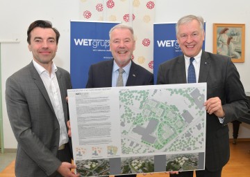 WETgruppe-Geschäftsführer Christian Rädler, Bürgermeister Klaus Schneeberger und Landesrat Martin Eichtinger (v.l.n.r.) informierten über das Wohnbauprojekt beim Traude Dierdorf Stadtheim in Wiener Neustadt.